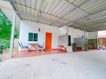 chomlay restaurant and room for rent