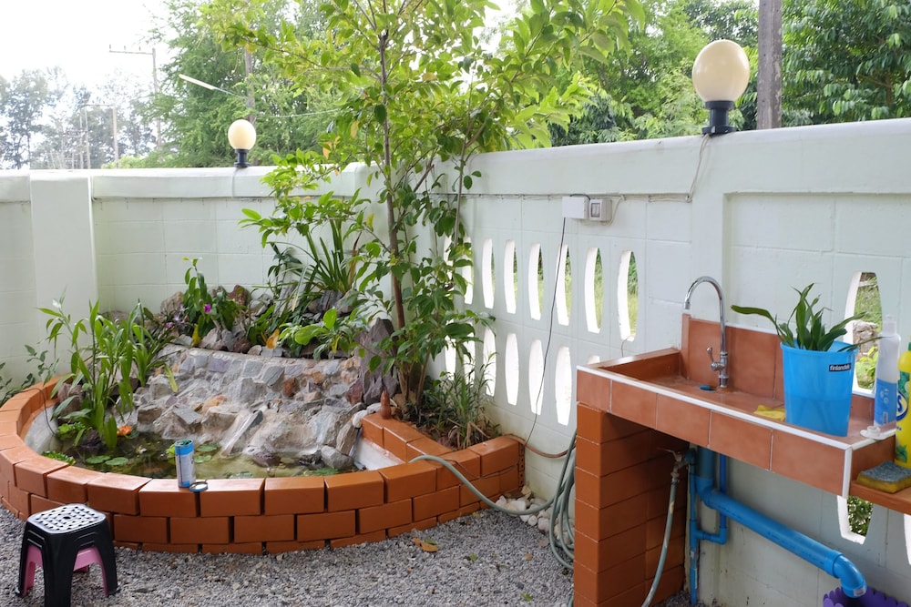 chomlay restaurant and room for rent