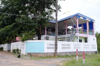 chomlay restaurant and room for rent