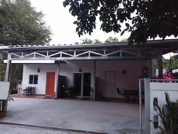 chomlay restaurant and room for rent