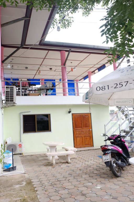 chomlay restaurant and room for rent