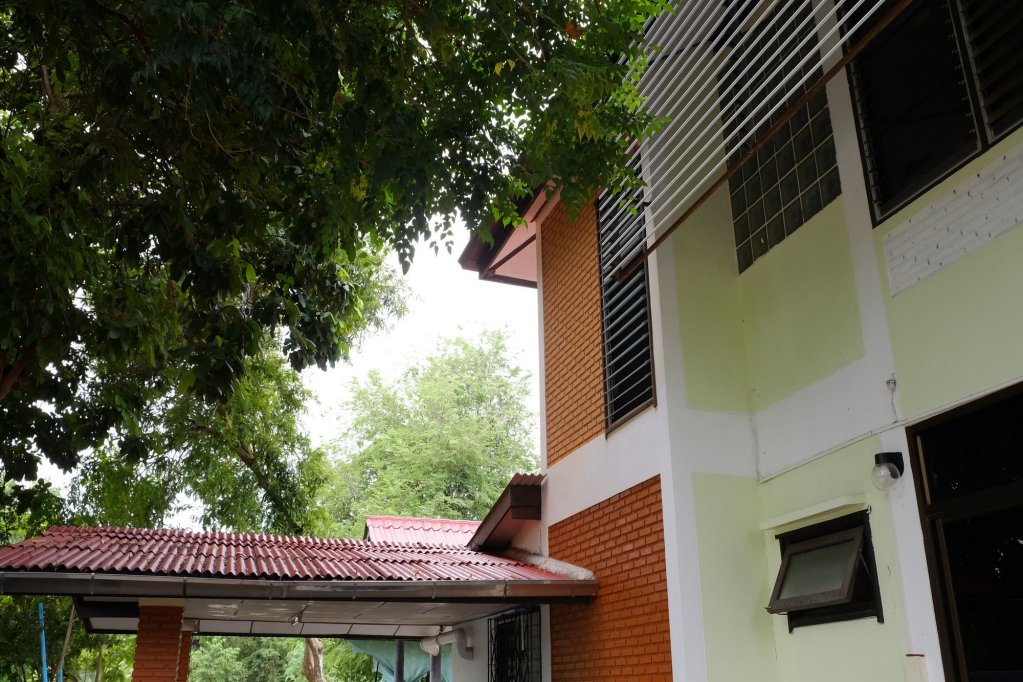 chomlay restaurant and room for rent