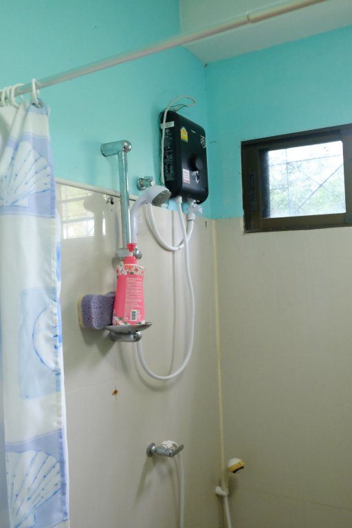 chomlay restaurant and room for rent