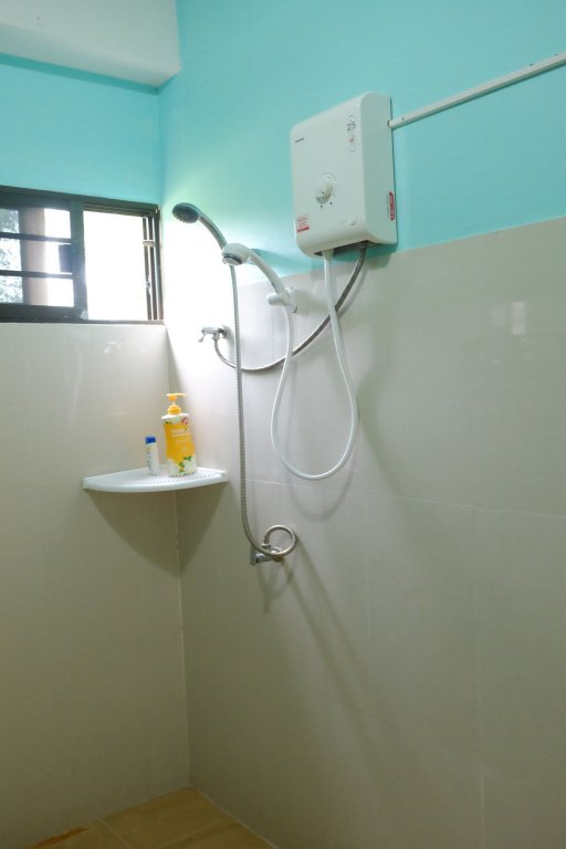 chomlay restaurant and room for rent