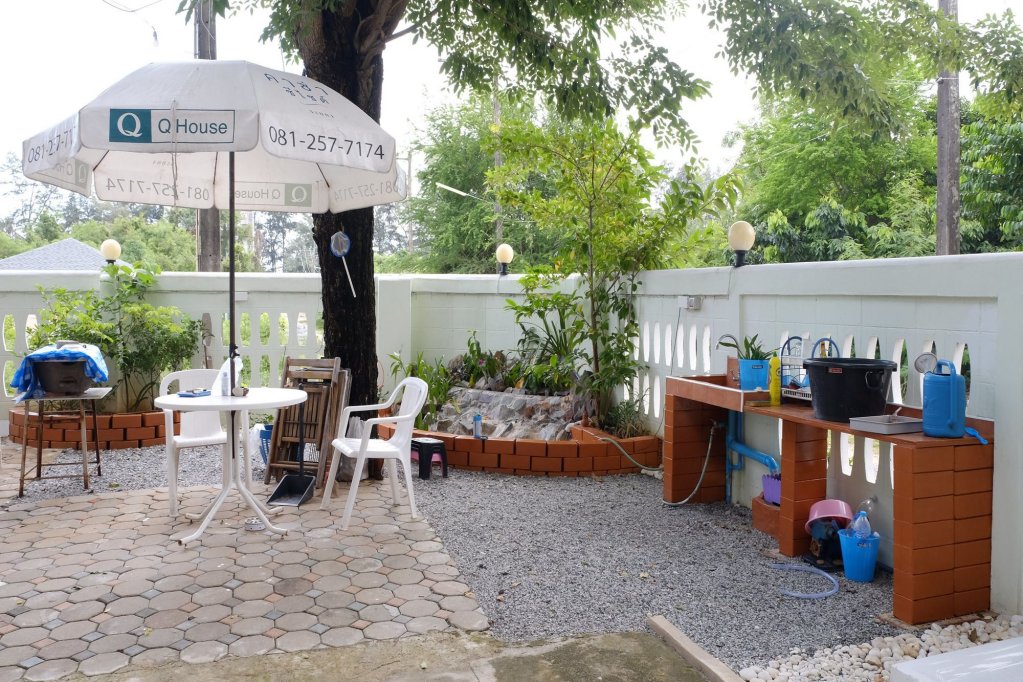 chomlay restaurant and room for rent