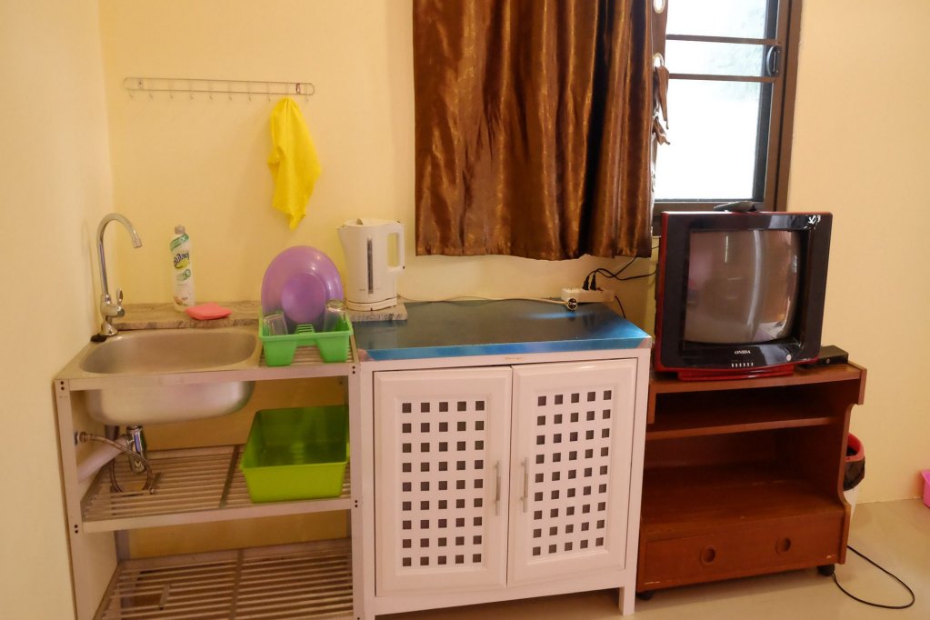 chomlay restaurant and room for rent