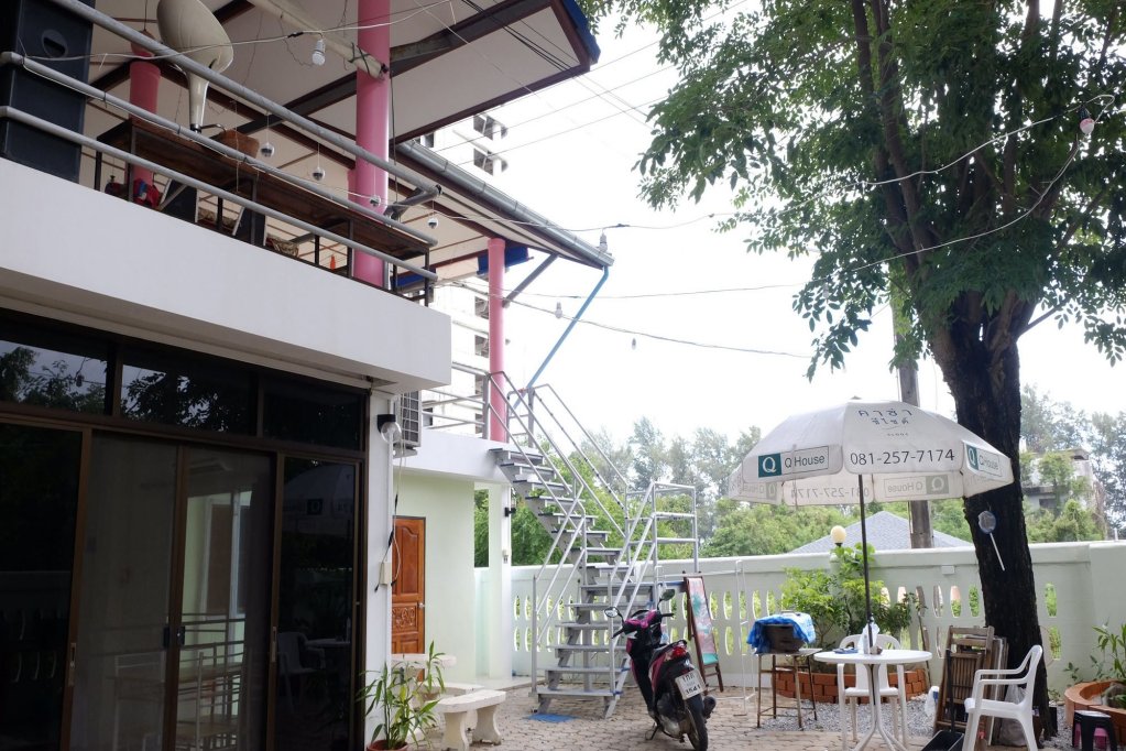 chomlay restaurant and room for rent