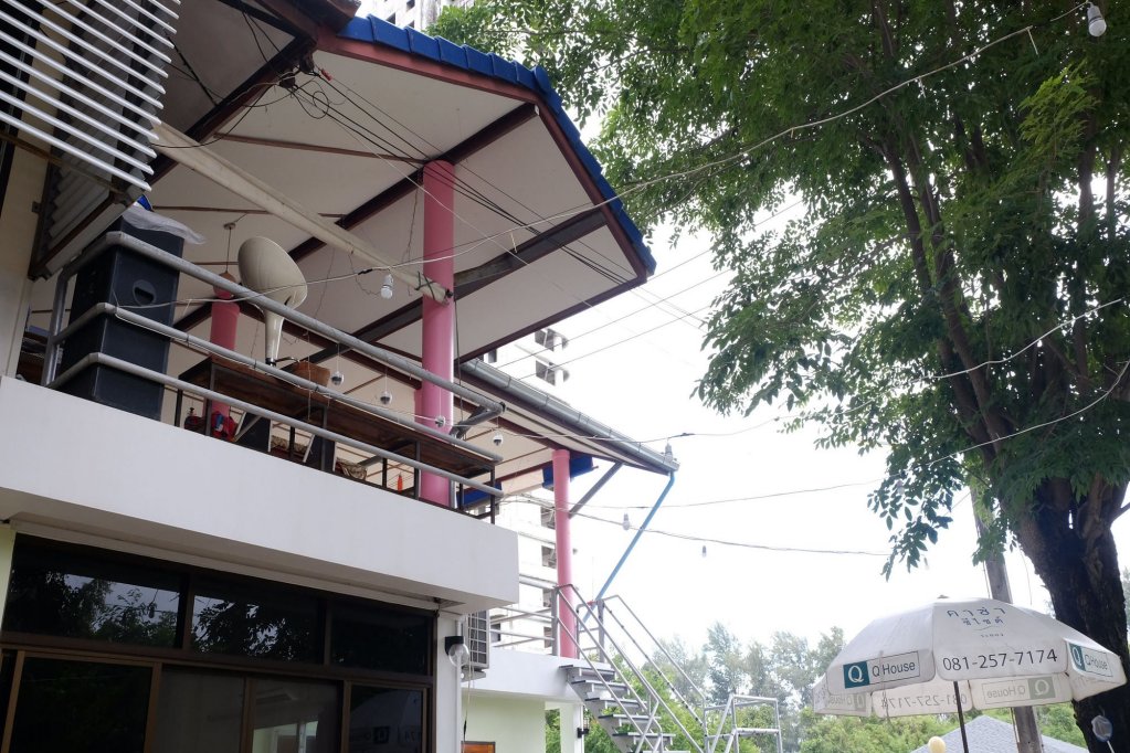 chomlay restaurant and room for rent