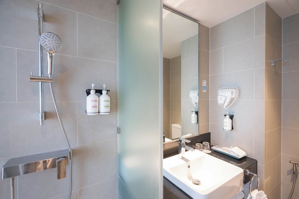 holiday inn express bangkok soi soonvijai by ihg