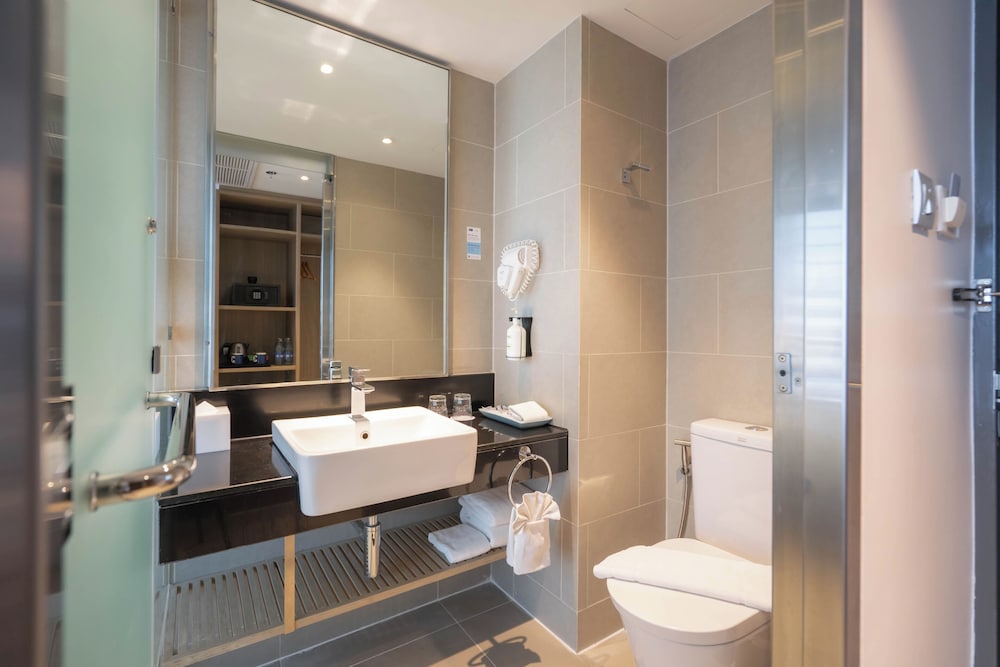 holiday inn express bangkok soi soonvijai by ihg