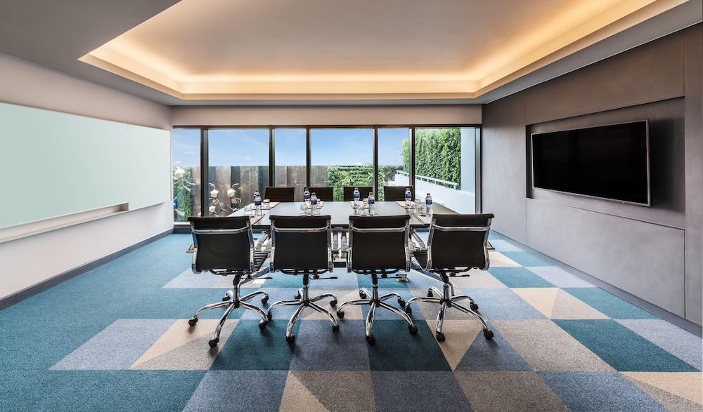 holiday inn express bangkok soi soonvijai by ihg