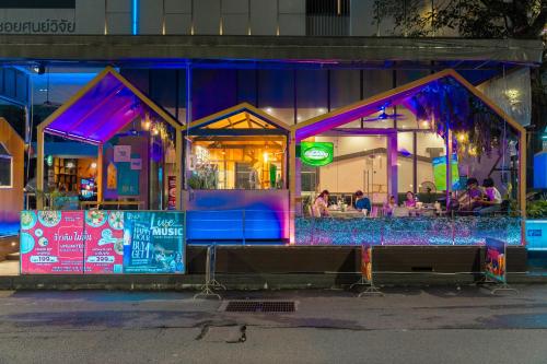 holiday inn express bangkok soi soonvijai by ihg