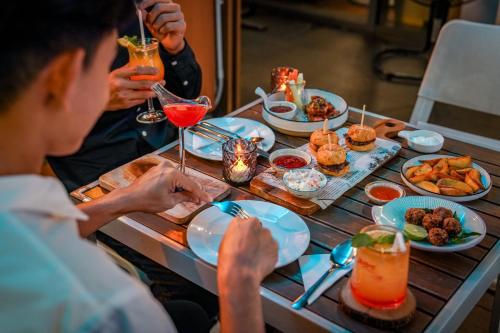 holiday inn express bangkok soi soonvijai by ihg