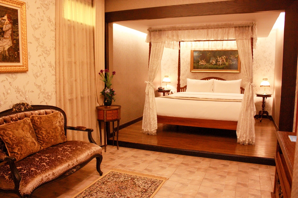 chuchai buri sri amphawa