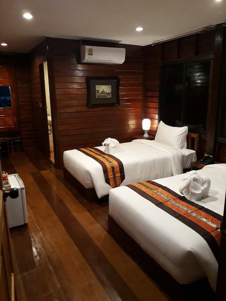 chuchai buri sri amphawa