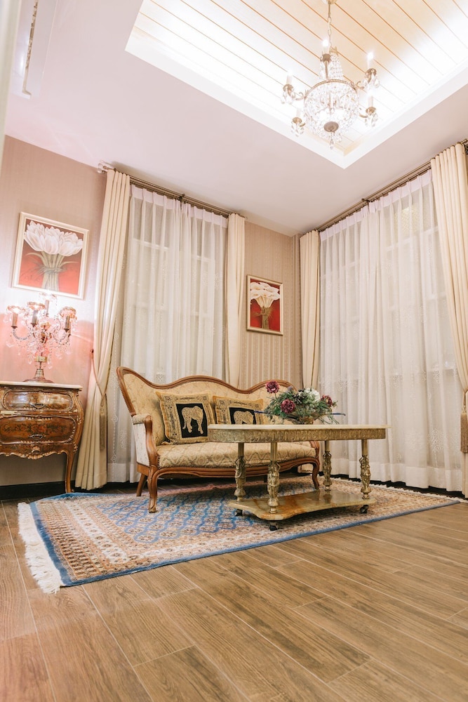 chuchai buri sri amphawa