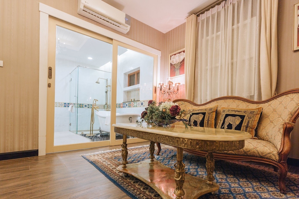 chuchai buri sri amphawa