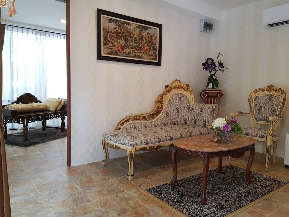 chuchai buri sri amphawa