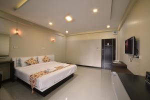 gold airport suites