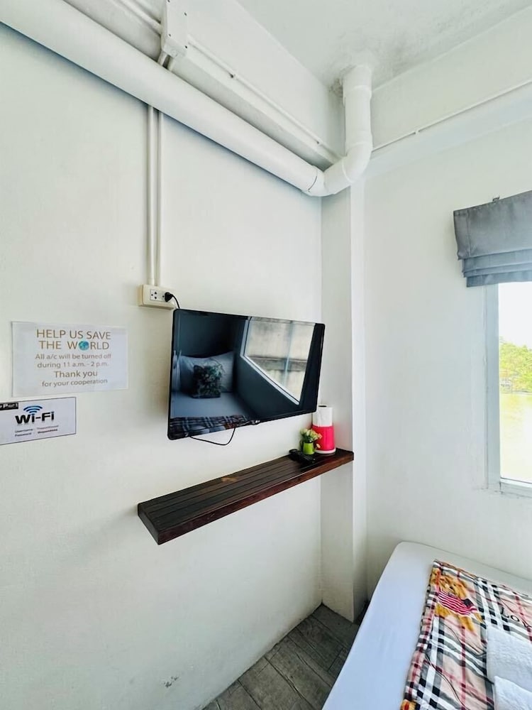 the port hostel by suwatchai
