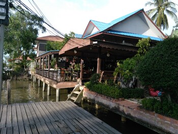rueanphen homestay