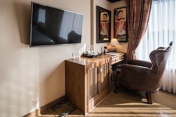 peak nimman prestige hotel