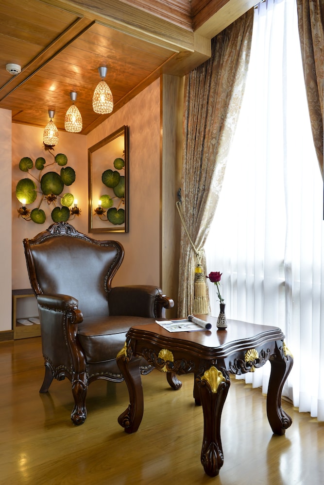 peak nimman prestige hotel