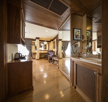 peak nimman prestige hotel