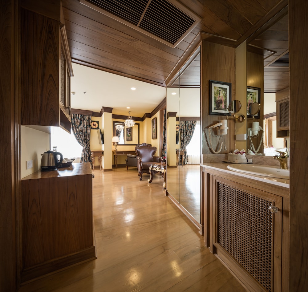 peak nimman prestige hotel