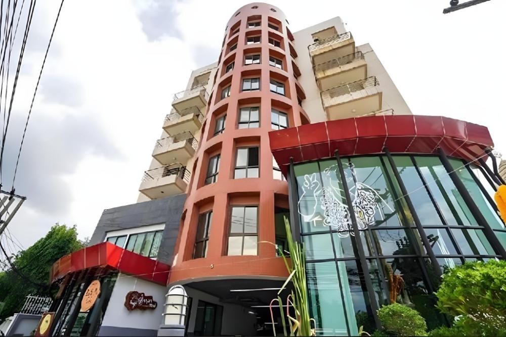 boutique poo yai lee