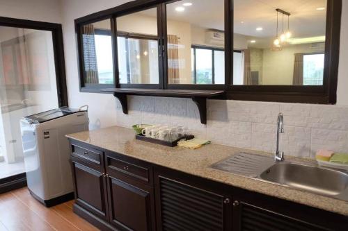 boutique poo yai lee