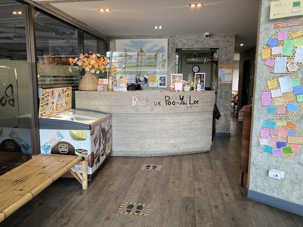 boutique poo yai lee