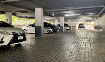 boutique poo yai lee