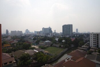 boutique poo yai lee