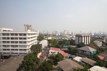 boutique poo yai lee