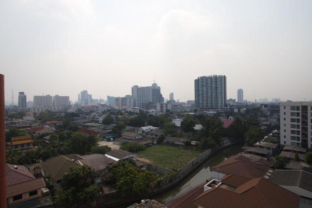 boutique poo yai lee