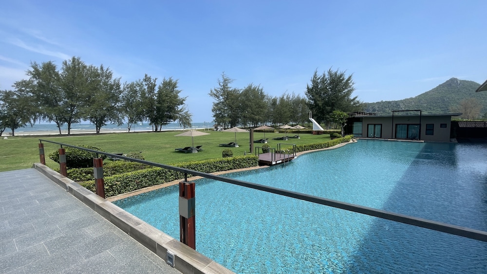 la isla pranburi beach resort