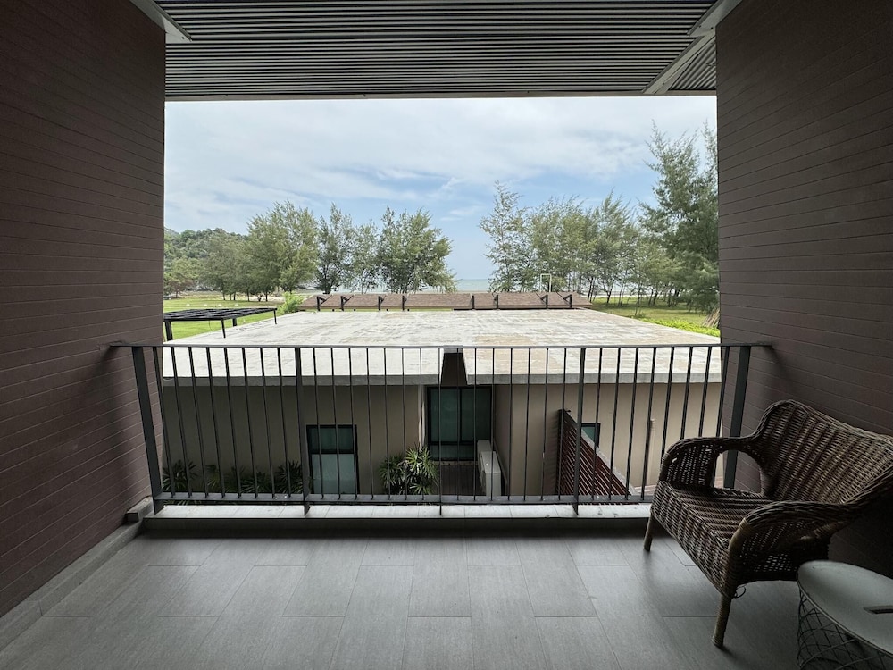 la isla pranburi beach resort