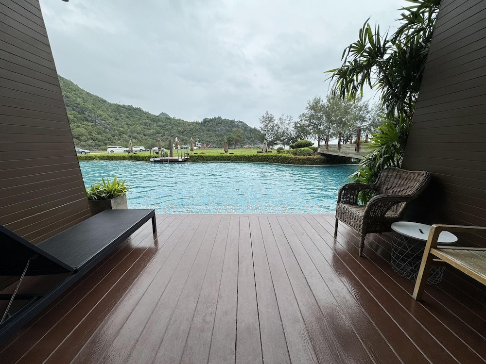 la isla pranburi beach resort