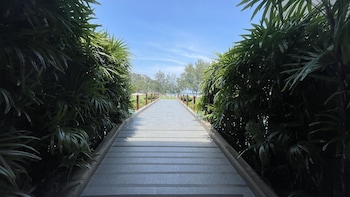 la isla pranburi beach resort