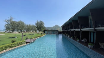 la isla pranburi beach resort