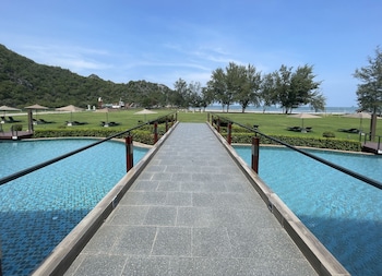 la isla pranburi beach resort