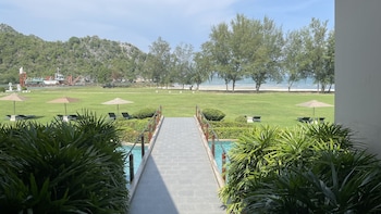 la isla pranburi beach resort
