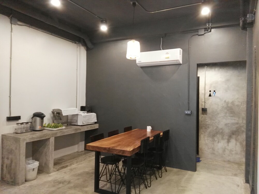 ekanek hostel bangkok adults only