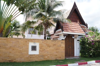 vip chain resort pool villa