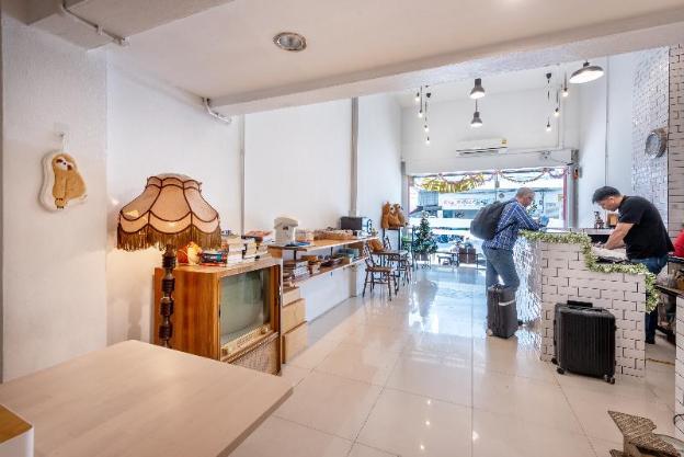 sloth hostel don mueang