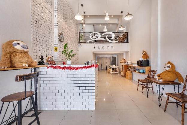 sloth hostel don mueang