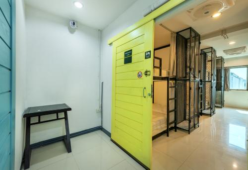 sloth hostel don mueang