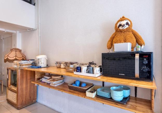 sloth hostel don mueang