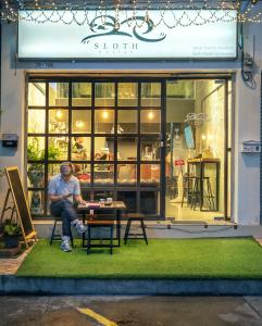 sloth hostel don mueang
